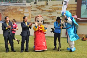 효문화뿌리축제에 참석하여 문중퍼레이드에 환영하는 김병규 의장님 모습