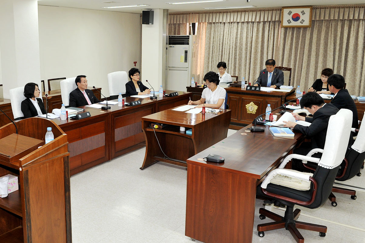 '제154회 정례회 사회도시위원회 개의' 게시글의 사진(1) '2010.09.0222009년도_세입세출_결산승인(사회도시위원회)D3S_2206.jpg'